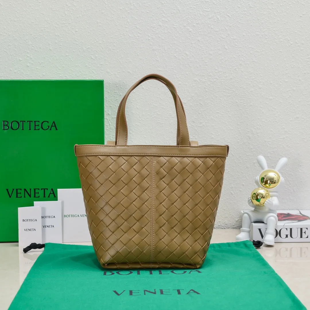 Batch 1500 #Bv 2023 new product Flip Flap tote bag, simple and practical tote body design, classic leather weaving, fully displaying Bv craftsmanship, and making the whole bag look more refined. The small zipper pocket can be placed inside the bag, or can be placed outside as a handbag seal. The versatile small tote [happy] is both fashionable and practical. It is suitable for a variety of occasions. It is made of top-grade happa lambskin. It is very soft and lightweight. The bag shape that can stand up without falling down is really nice. It is the first choice for fashion workers and expectant mothers. Size: 23x18.5x15, model: 7746